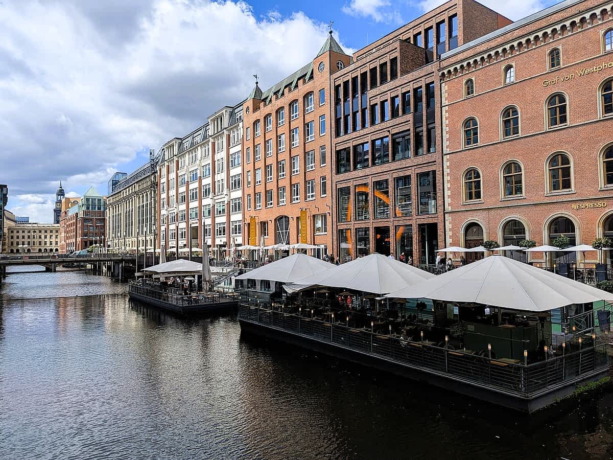 ie Fleete sind nicht nur fotogen, sondern laden auch zu einer Pause in einem der schwimmenden Cafés ein.