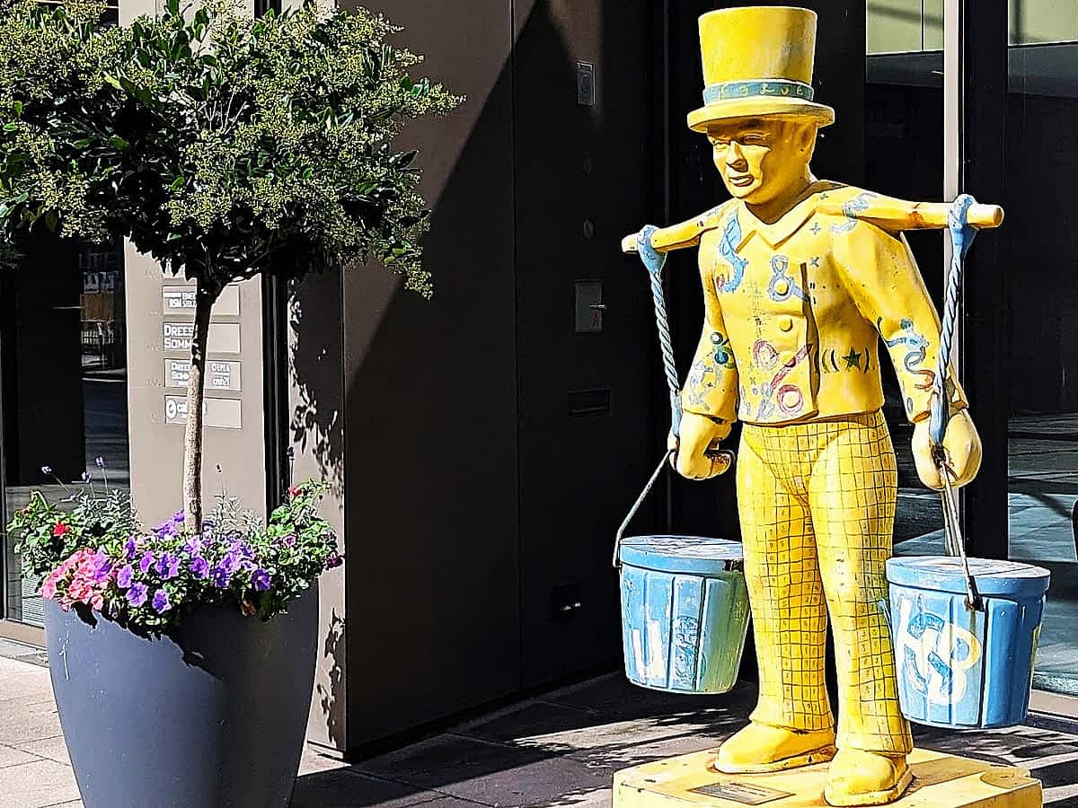 Hamburger Hummel-Figur Überall in der Stadt kann man auf eine der farbenfrohen Hans-Hummel-Figuren treffen.