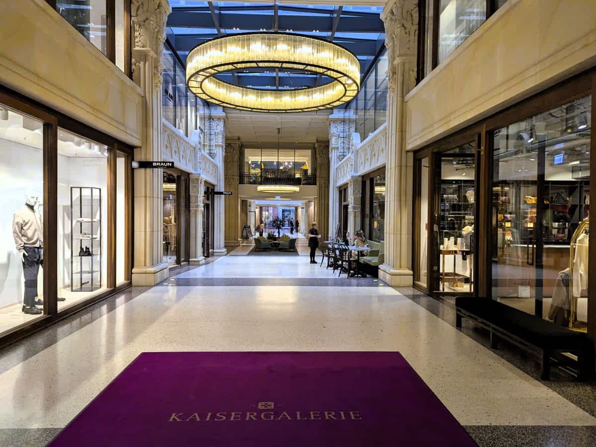 Die Kaisergallerie beeindruckt mit ihrer prachtvollen Architektur und exklusiven Geschäften.