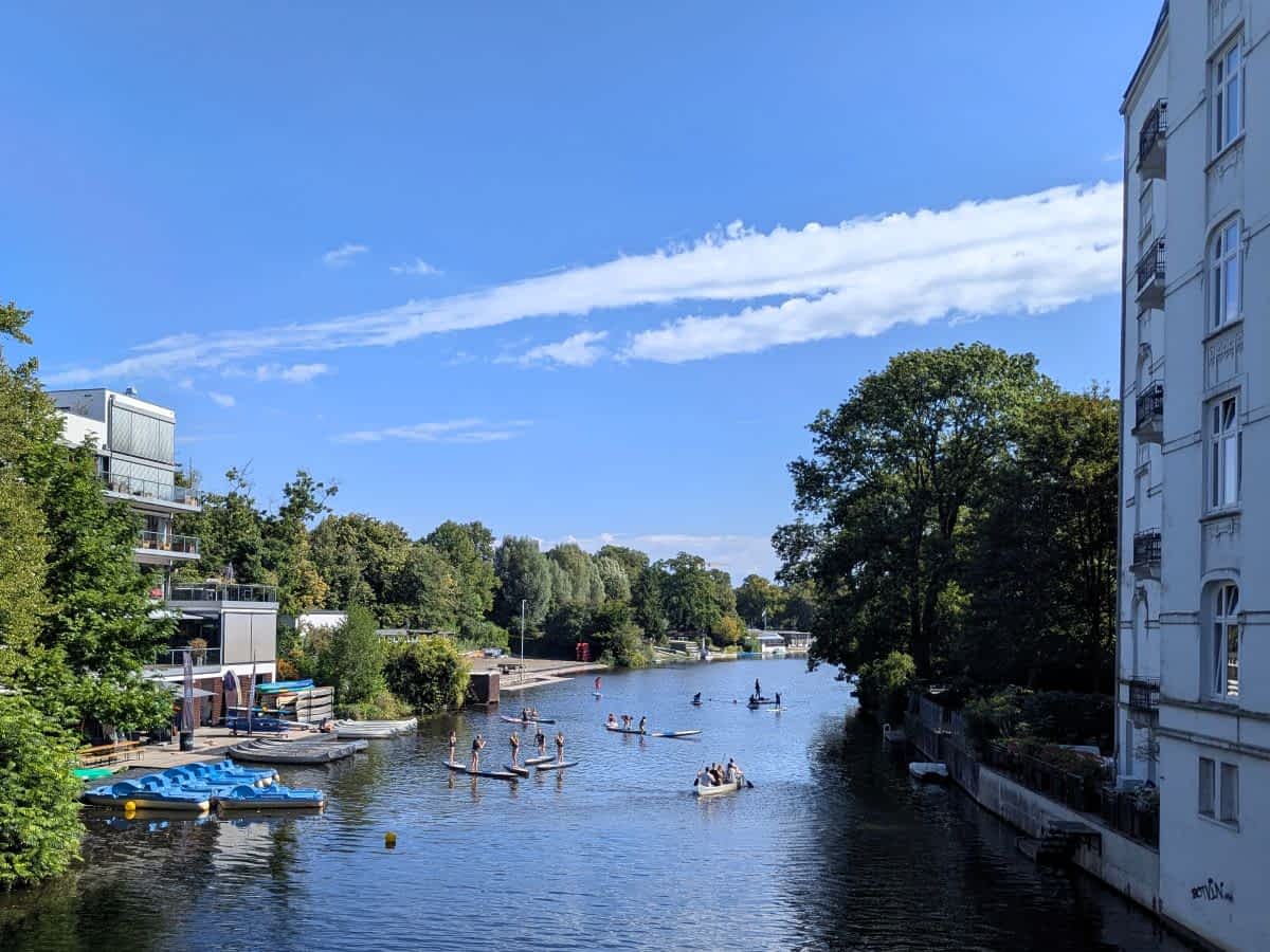Hamburg von seiner grünen Seite: Die Kanäle sind ideal für Kanufahrten, Tretboote oder Stand-up-Paddling und bieten eine ganz neue Perspektive auf die Stadt.