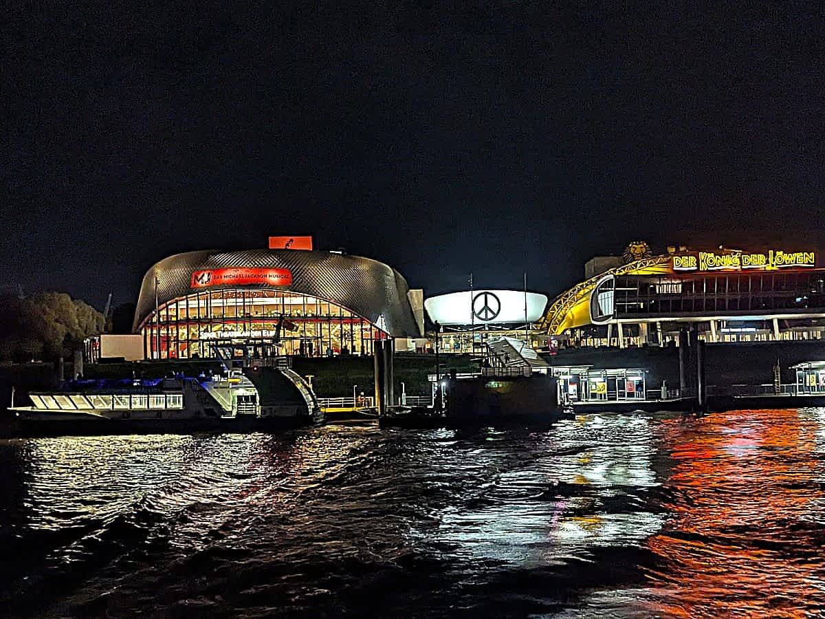 Ein Abend auf der Musical-Insel ist ein Erlebnis: Hier befinden sich die Theater für "König der Löwen" und "Michael Jackson – Das Musical", die man mit der Fähre erreicht.