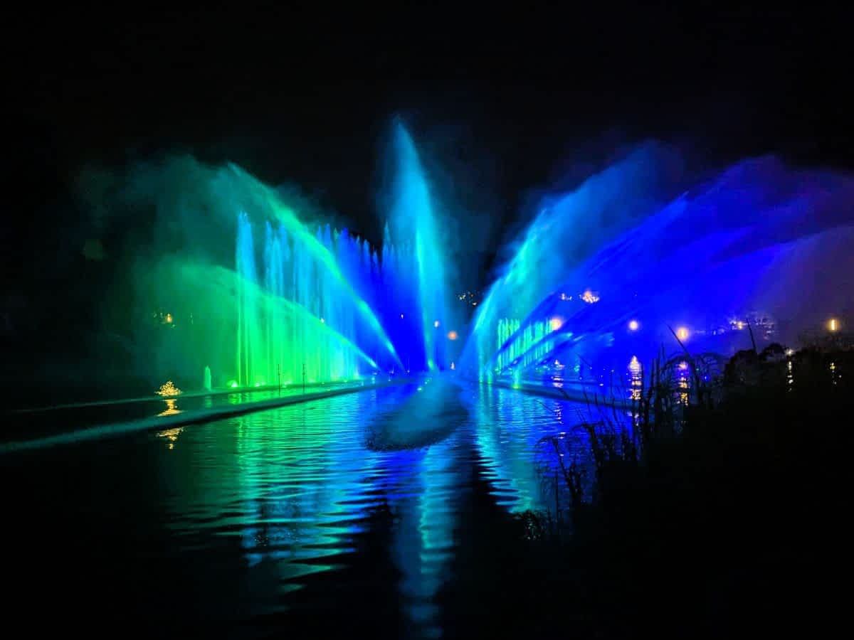 Ein magischer Abend in Planten un Blomen: Die kostenlosen Wasserlichtspiele sind ein beeindruckendes Spektakel aus Musik, Farben und Fontänen.
