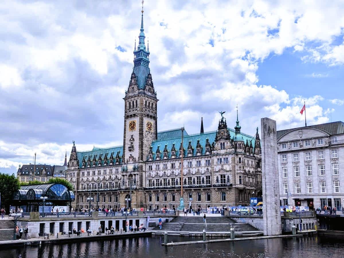 Das prachtvolle Hamburger Rathaus, dessen reich verzierte Fassade und der markante Turm an ein Märchenschloss erinnern.