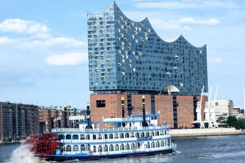 Wir haben uns auf die Suche nach den Dingen gemacht, die es nur in Hamburg gibt. Von der legendären Inas Nacht-Kneipe über versteckte Fleete bis zu den besten Franzbrötchen und als Highlight das MJ-Musical. Begleitet uns auf unserer Tour zu den einzigartigen Highlights der Stadt!