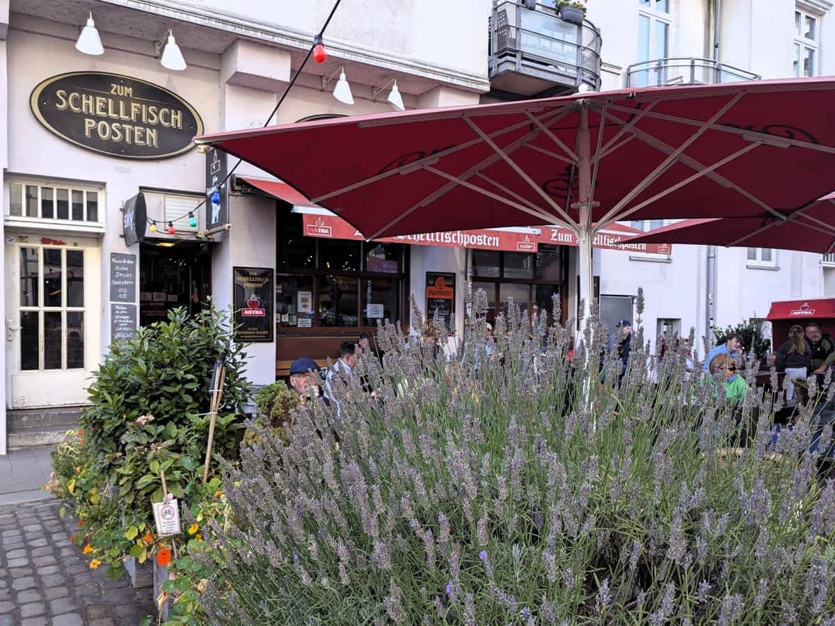 Außenansicht der kleinen Hamburger Kneipe "Zum Schellfischposten". der kleinen Kult-Kneipe, in der die Sendung "Inas Nacht" gedreht wird 