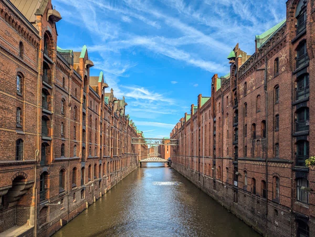 Ein historischer Kanal in der Hamburger Speicherstadt,