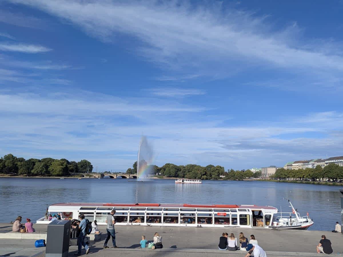 Der Jungfernstieg ist der perfekte Ort, um das Stadtleben zu genießen und den Blick über die Alster schweifen zu lassen. Bei gutem Wetter ist hier immer etwas los.