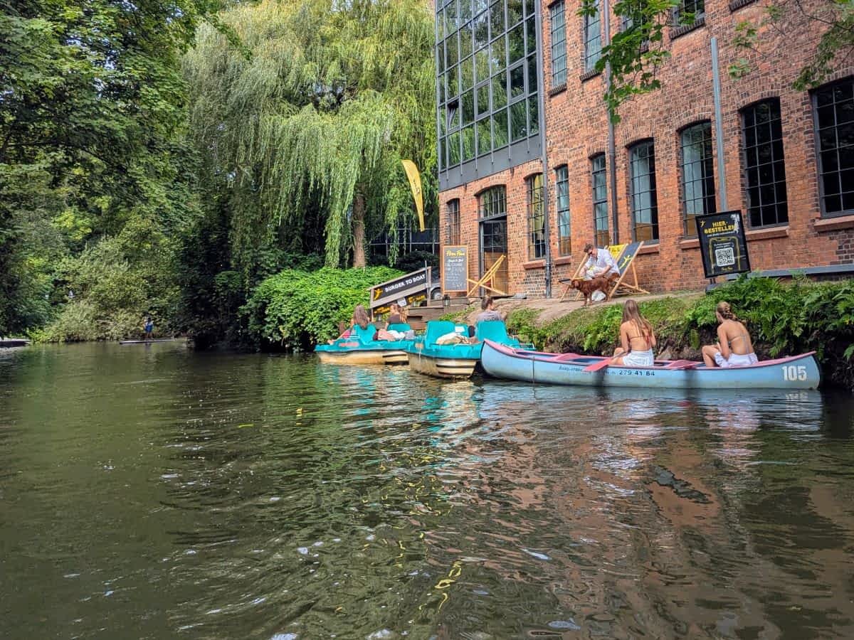 Was gibt es Schöneres, als bei einer Kanufahrt eine Pause an einem kleinen Imbiss zu machen?