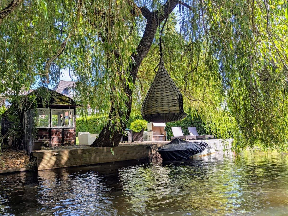 Entspanntes Landleben mitten in der Stadt: Bei einer Kanutour durch Eppendorf gleitet man an idyllischen Gärten mit direktem Zugang zum Wasser vorbei.