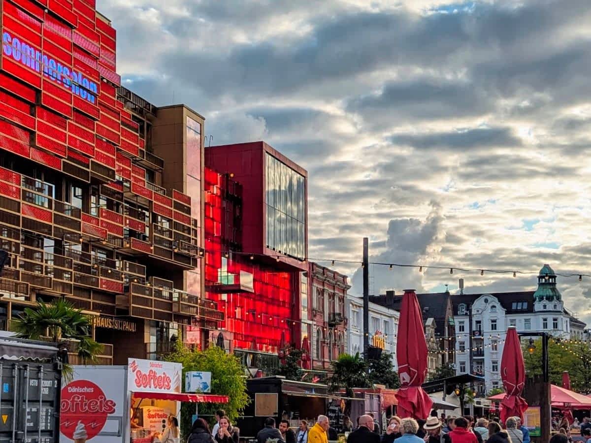 ie Reeperbahn und der Spielbudenplatz in St. Pauli. Hier pulsiert das Leben – mit Imbissständen, Bars und den legendären Theatern.