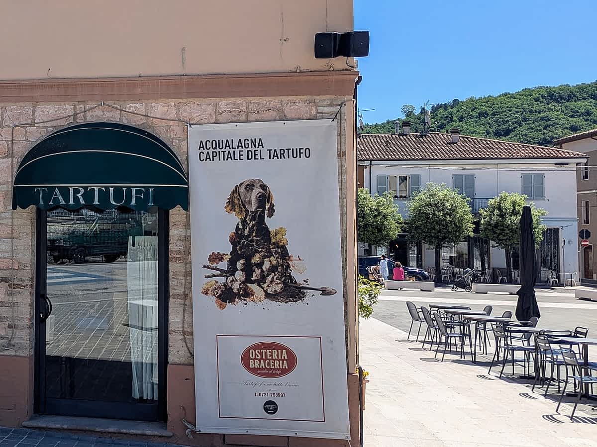 Acqualagna ist die Trüffelhochburg in den Marken. Perfekt zum Einkaufen von Trüffelprodukten 