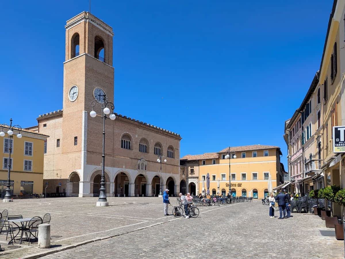 Auf der  Piazza pulsiert das Stadtleben von Fano  
