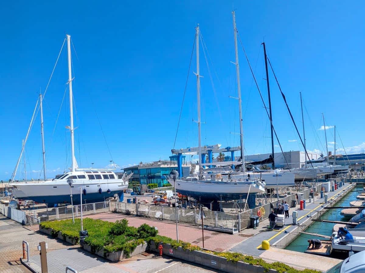 Segelboote, die fin Fano ür die nächste Saison vorbereitet werden 