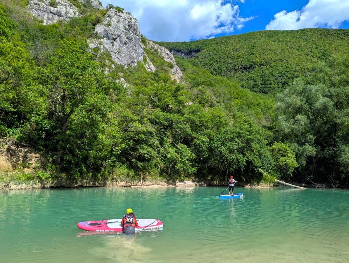 Stand-Up-Paddling auf dem ruhigen, klaren Fluss ist eine wunderbare Möglichkeit, diese einzigartige Natur von einer neuen Perspektive zu erleben.