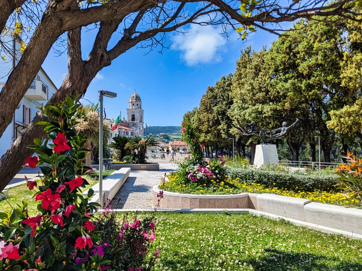 Sirolo Altstadt Piazzetta Kirchturm Marken Italien 