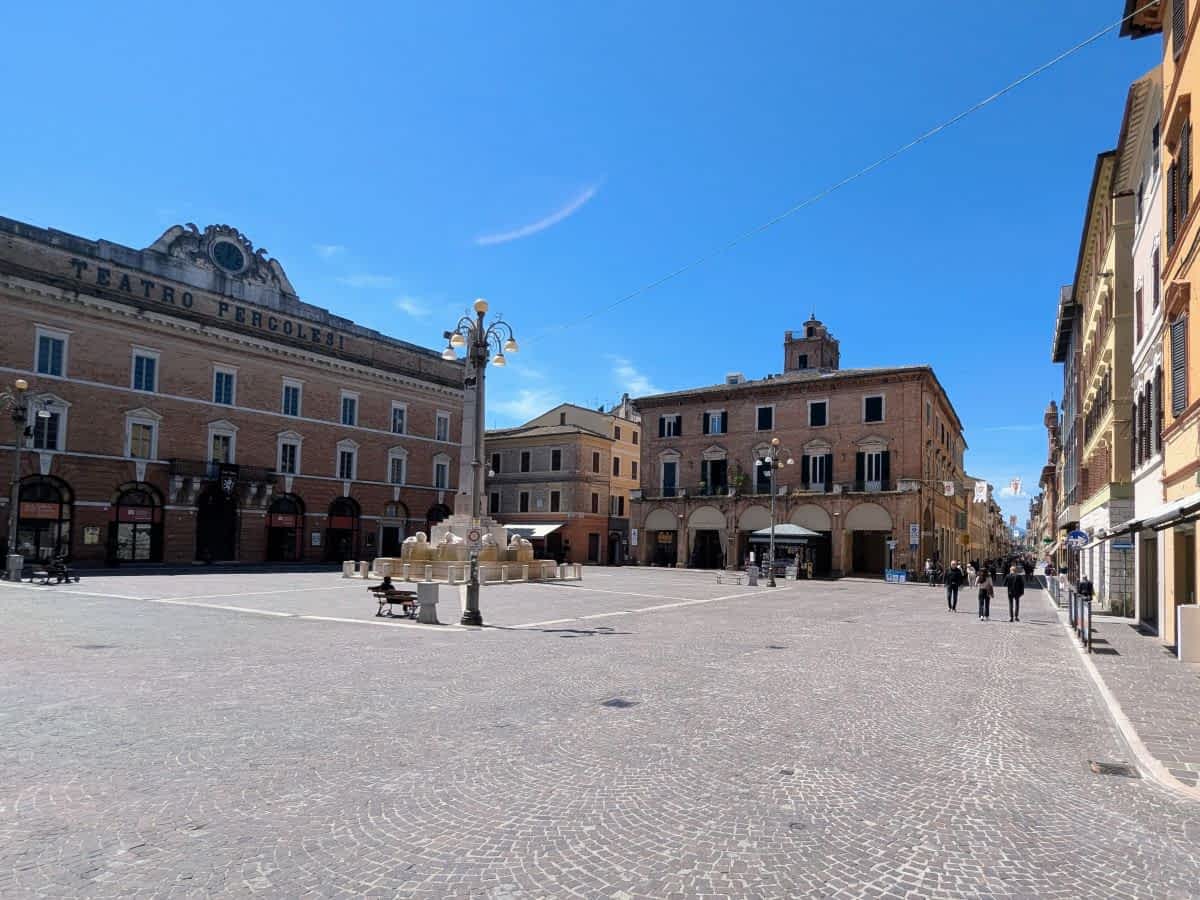 Jesi Piazza della Repubblica Teatro Pergolesi Fußgängerzone Marken