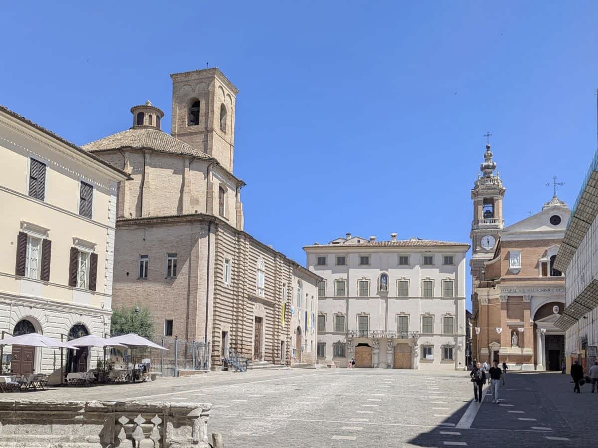 Jesi Piazza Federico II Marktplatz historische Gebäude Italien