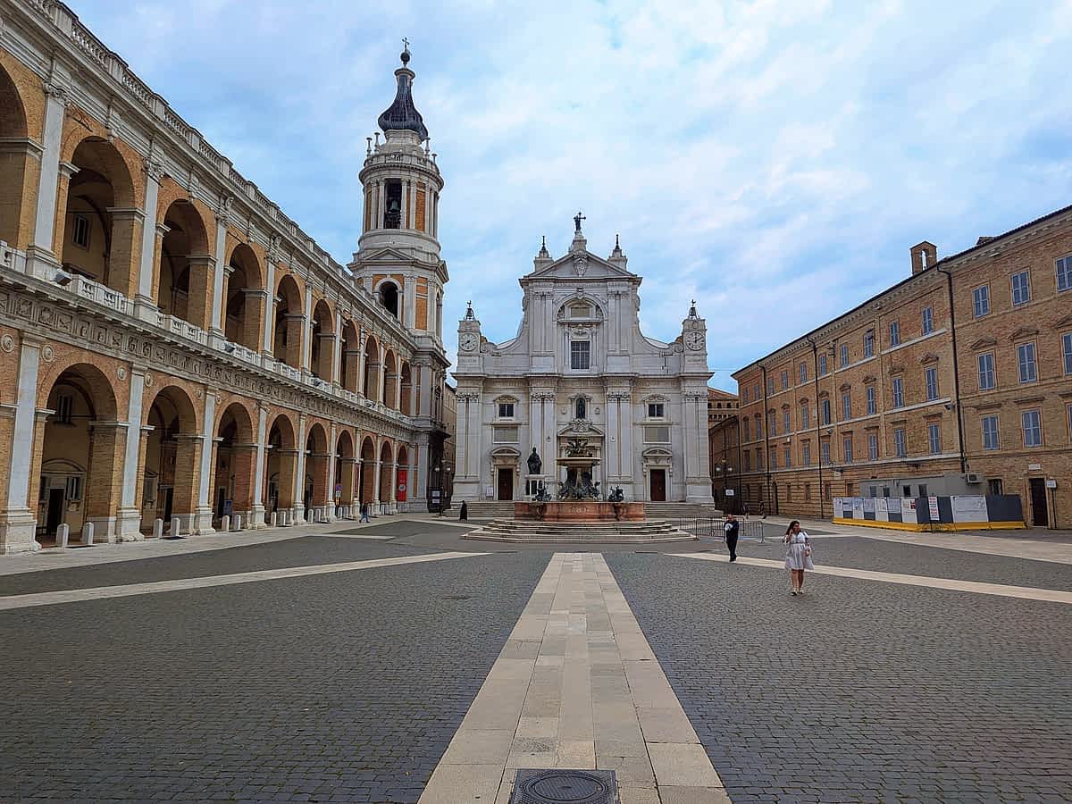 Der imposante Platz der Madonna in Loreto, umrahmt von prächtigen Palästen und der reich verzierten Basilika.