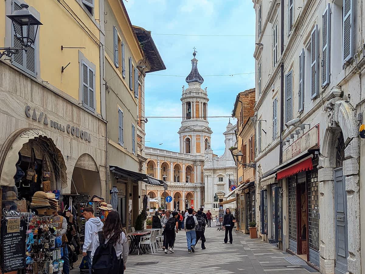 Loreto Gasse Basilika Pilgerweg Altstadt Marken Italien 