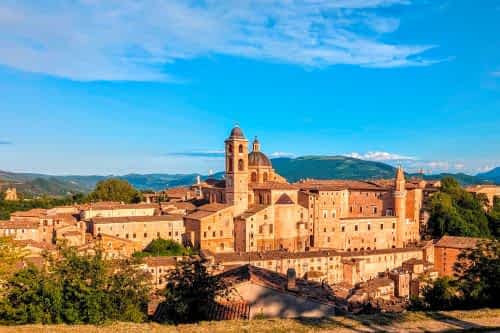 Unsere Reise durch die Marken war ein tolles Erlebnis und hat unsere Erwartungen weit übertroffen. Diese Region, die immer noch als Geheimtipp gilt, hat uns mit ihrer unglaublichen Bandbreite überrascht: von wildromantischen Landschaften über sanfte Hügel und mittelalterliche Städtchen bis hin zu herrlichen Küstenabschnitten an der Riviera del Conero.