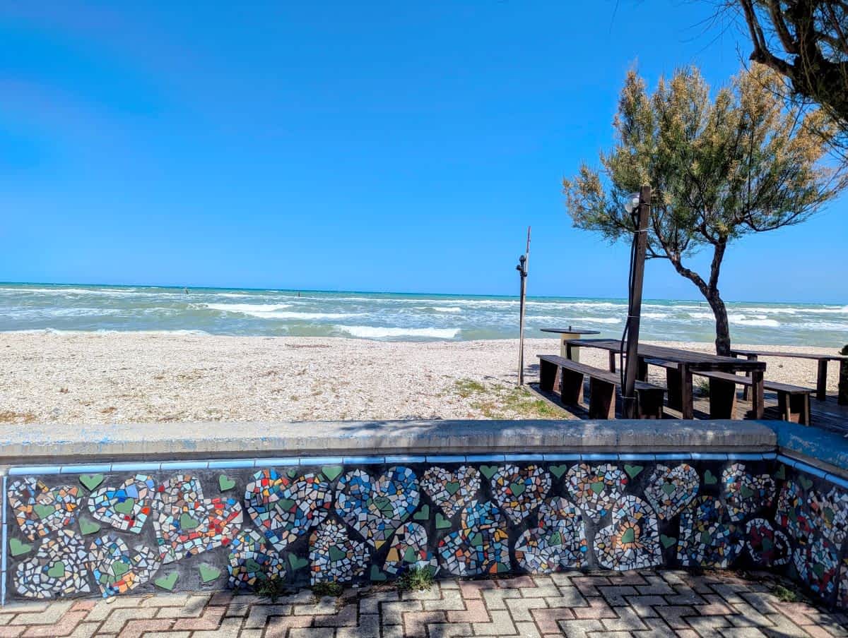 Selbst am Strand gibt es in Fano kunstvolle Details zu entdecken! 