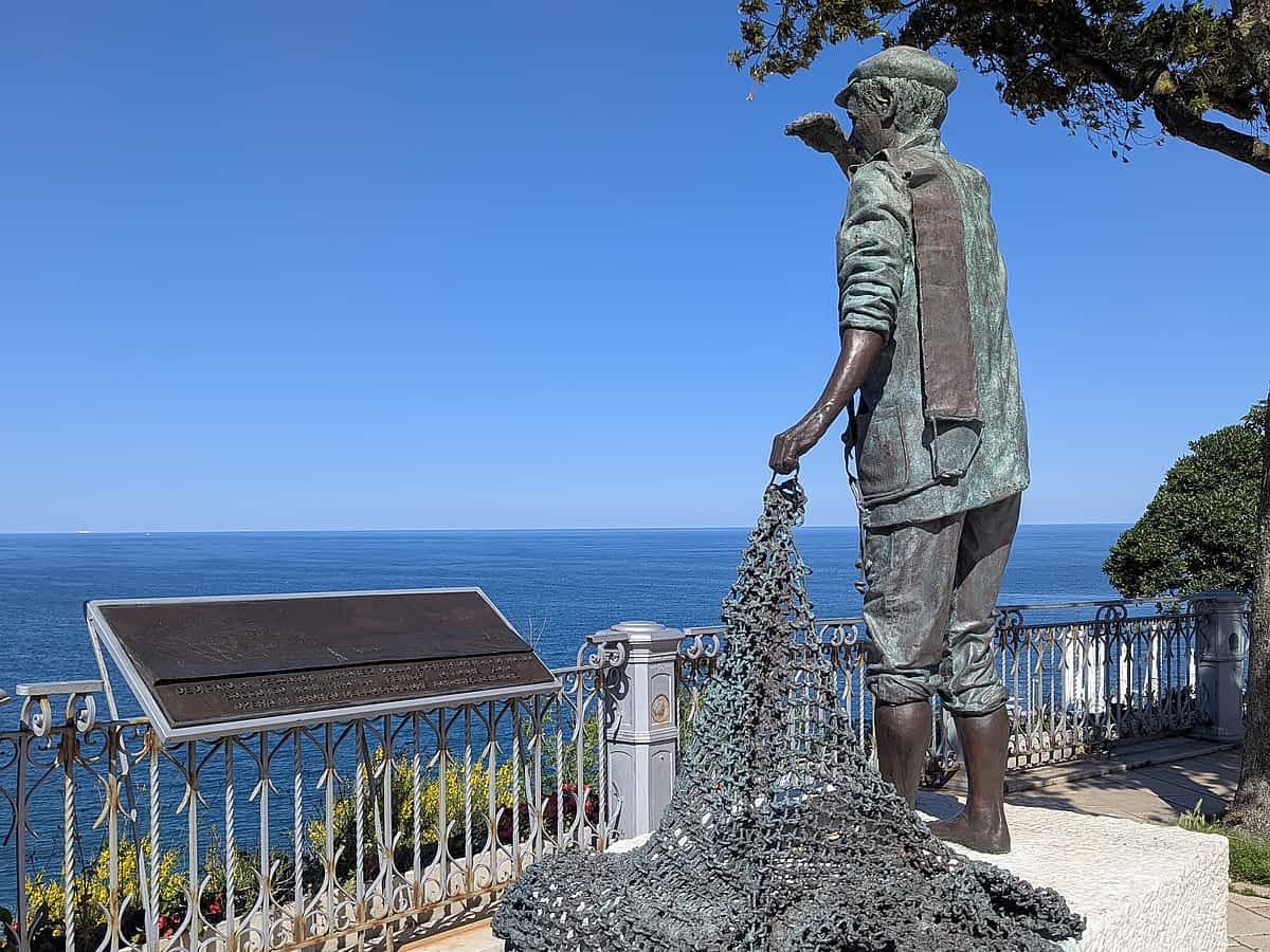 Numana historisches Zentrum Fischerstatue Meerblick Adria Marken