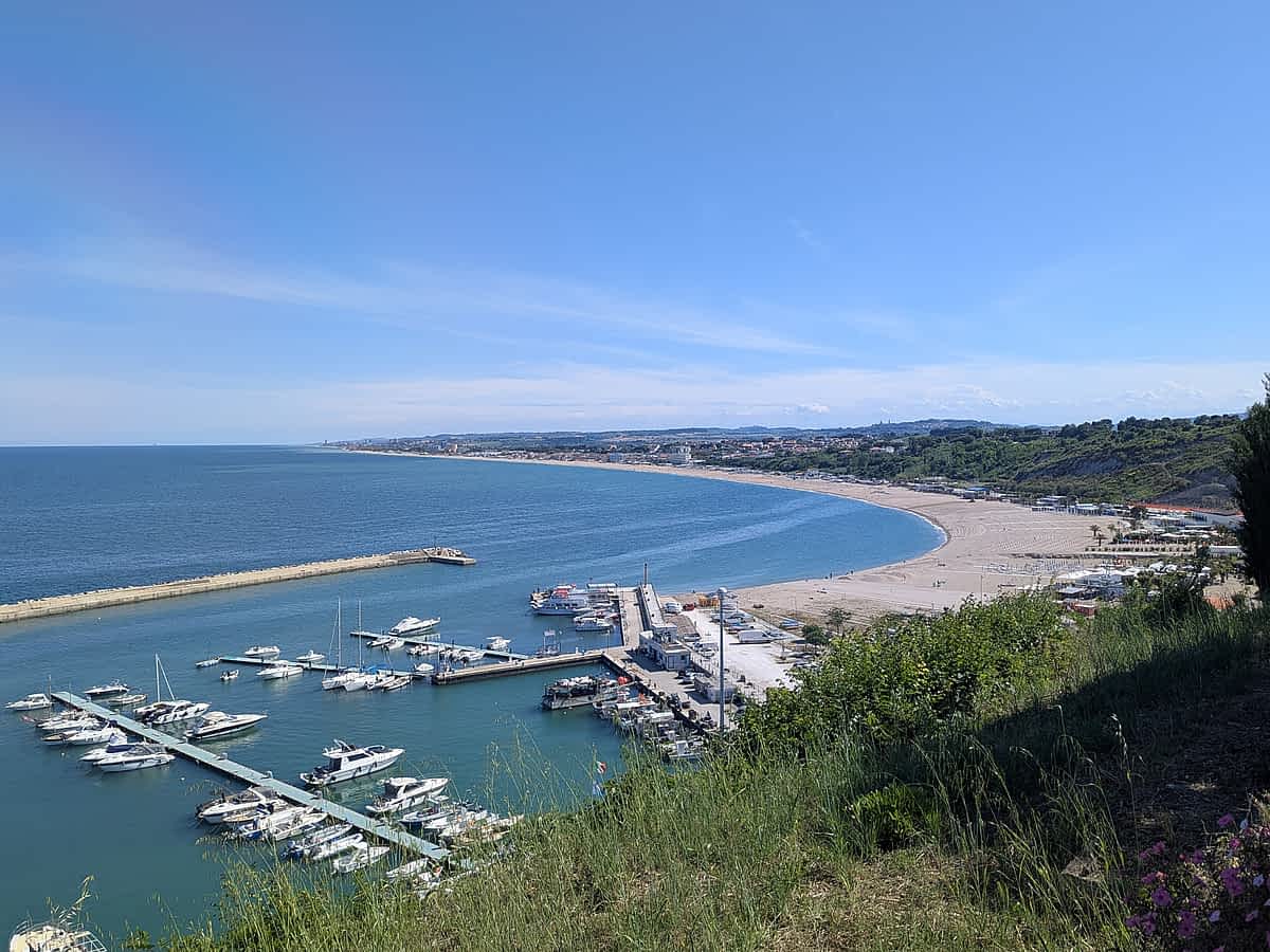 Idyllisch liegt der kleine hafen von Numana unterhalb der Altstadt