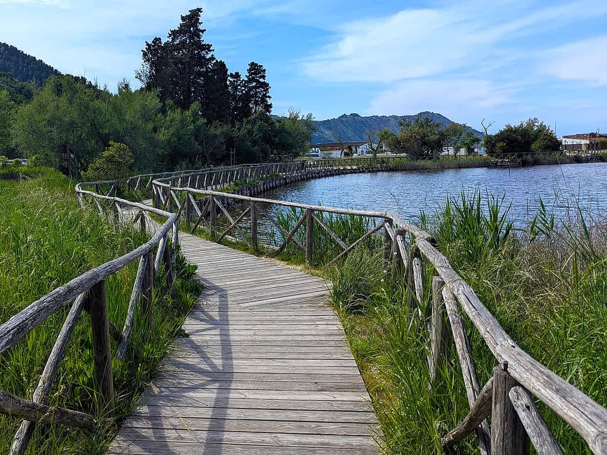 Portonovo Bucht Naturschutzgebiet Monte Conero Holzsteg See Landschaft Marken