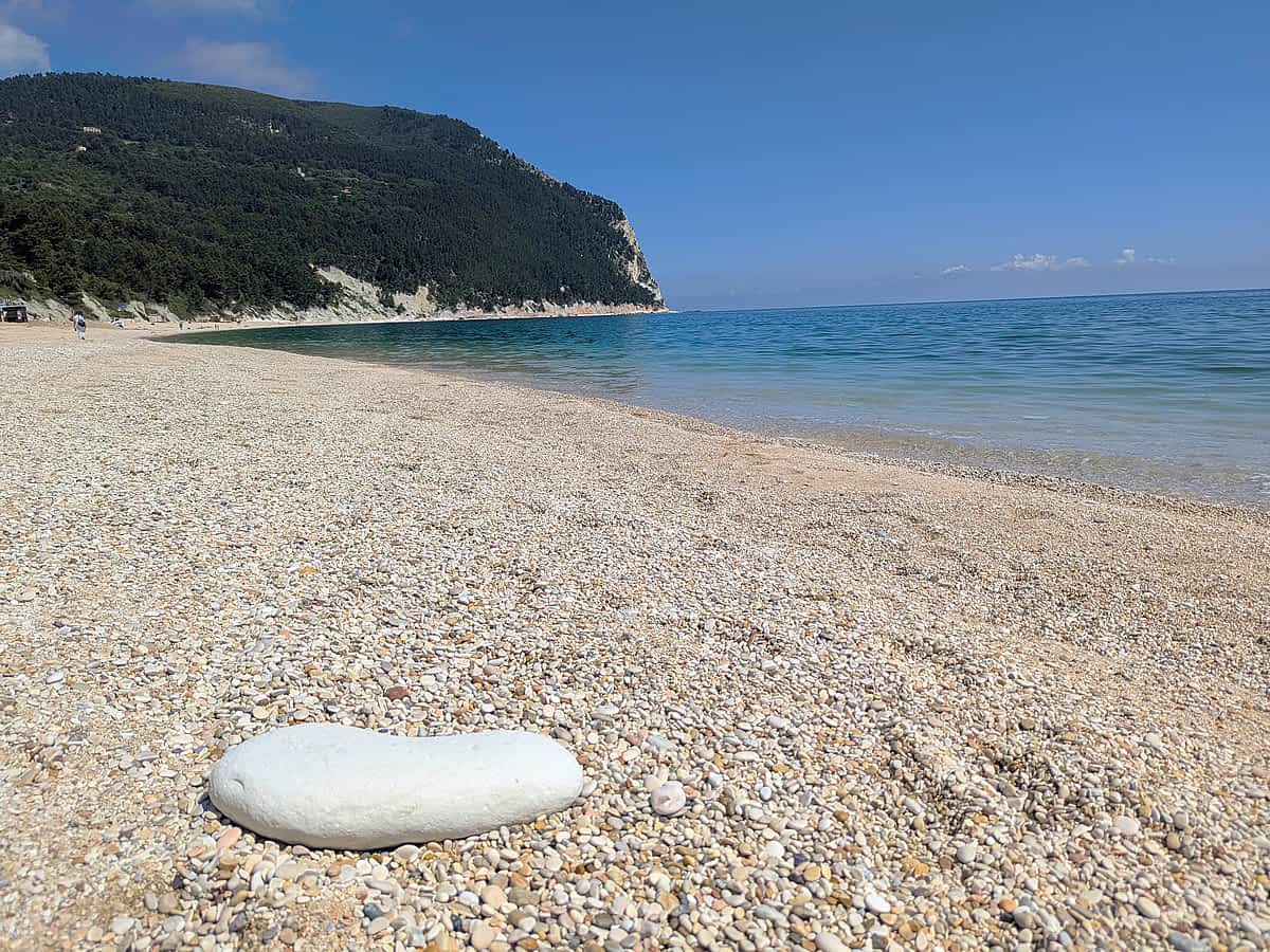 Der Strand von Sirolo im Mai noch menschenleer