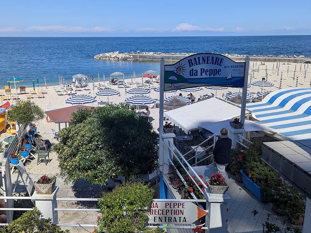 In Urbani wartet die Strandbar auf Gäste. In der Vorsaison geht es noch ruhig zu