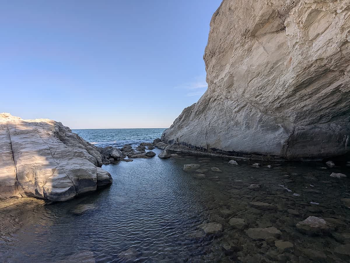 Urbani Sirolo Felsen Kiesstrand türkises Wasser Marken 