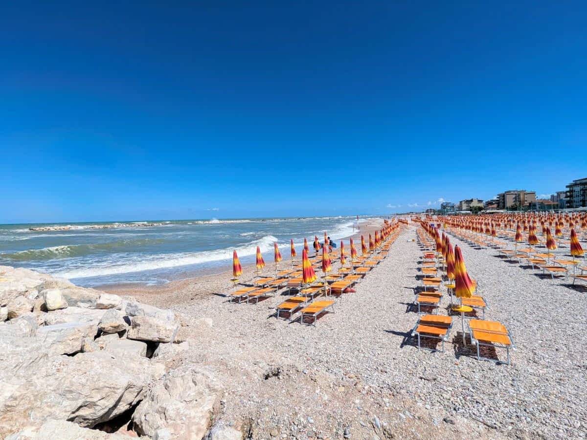 Blauer Himmel über der Strandpromenade in Fano 
