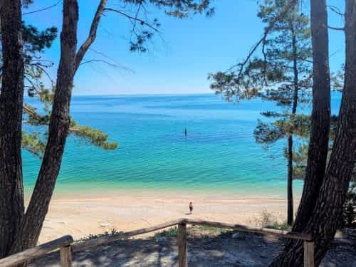 Vergesst die typischen, oft zugebauten Adria-Strände! Die Riviera del Conero ist ein kleines Juwel. Hier reihen sich malerische Buchten, schroffe Felsen und charmante Küstenorte aneinander. Perfekt zum Entspannen und Genießen. Wir nehmen euch mit auf unsere Entdeckungsreise entlang dieser faszinierenden Küste