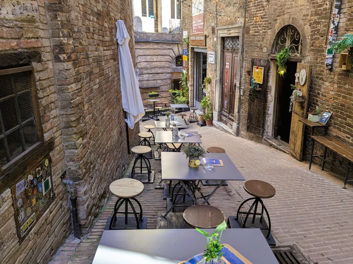 Verwinkelte Gassen und versteckte Ecken: Urbino lädt zum gemütlichen Altstadtbummel ein 