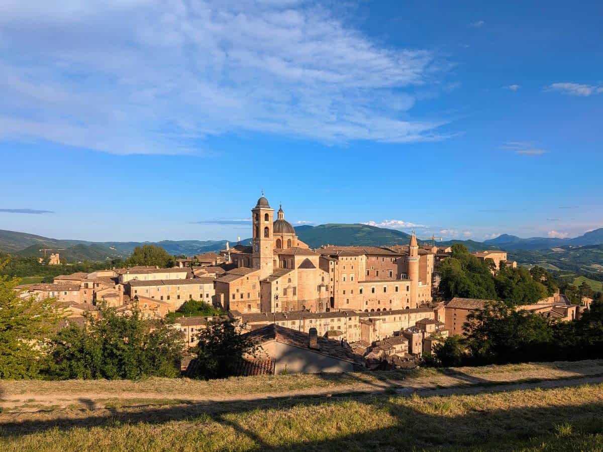 Panoramablick auf die historische Stadt Urbino mit ihrem Dom und Palast, umgeben von sanften Hügeln der Marken 