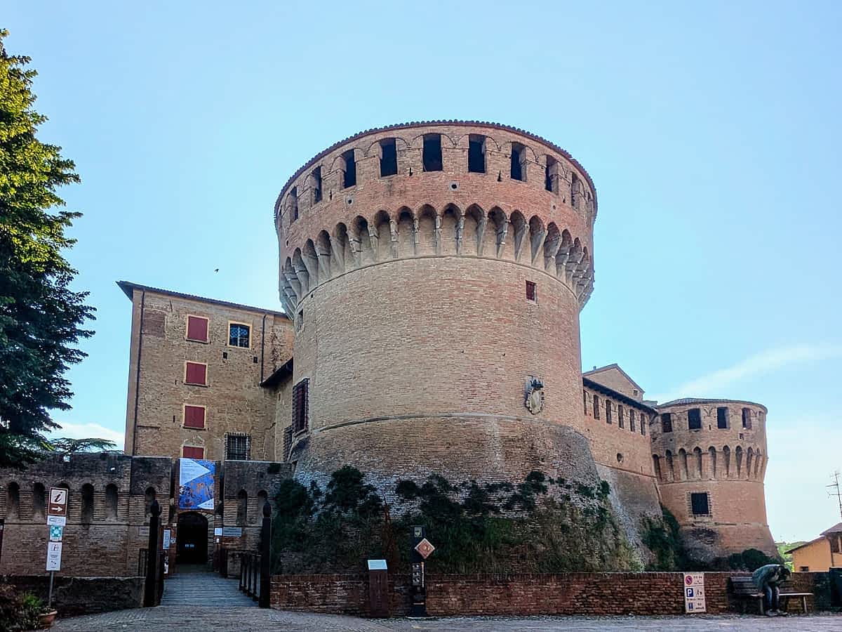 Die Rocca Sforzesca di Dozza, eine imposante mittelalterliche Burg, die über dem Dorf in der Emilia-Romagna thront.