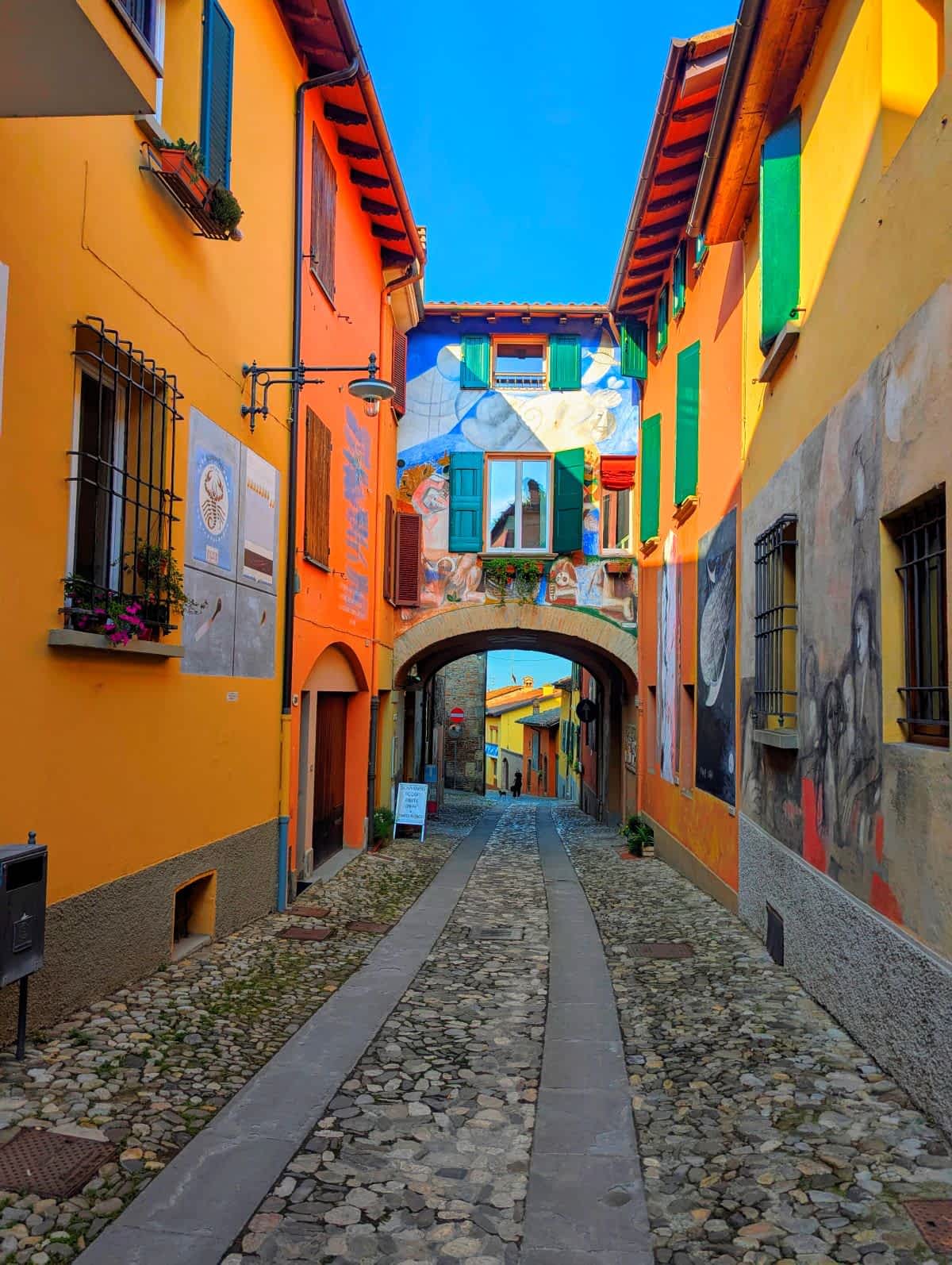 Jedes Haus erzählt seine eigene Geschichte, und hinter jeder Ecke wartet ein neues Bild.