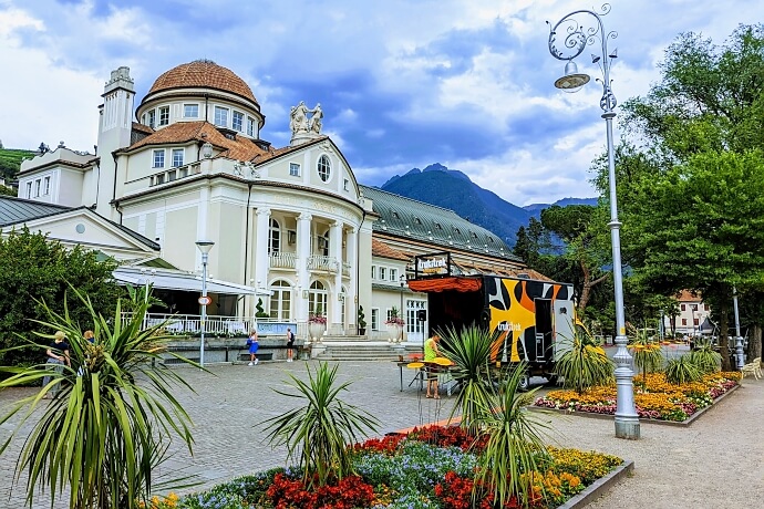 Das Meraner Kurhaus (19.Jh) liegt direkt an der Promenade. 