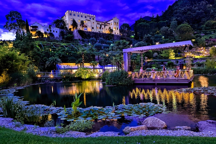 Gärten von Schloss Trauttmansdorff bei Nacht