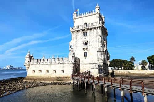 Auf unserer Spanien-Portugal-Reise durfte Lissabon natürlich nicht fehlen. Wir verbrachten zwei Tage in der portugiesischen Hauptstadt und ließen uns durch ihre einzigartigen Viertel treiben. Kommt mit auf eine Entdeckungstour durch Lissabon. 
