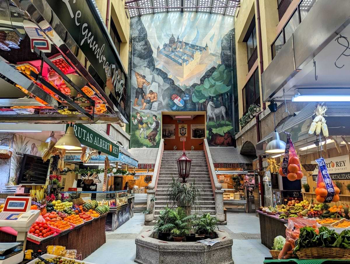 Markthalle in El Escorial. Wandgemälde mit Kloster 
