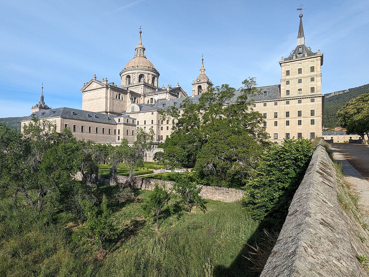 Frontansicht des Klosters El Escorial mit Blick auf die Basilika