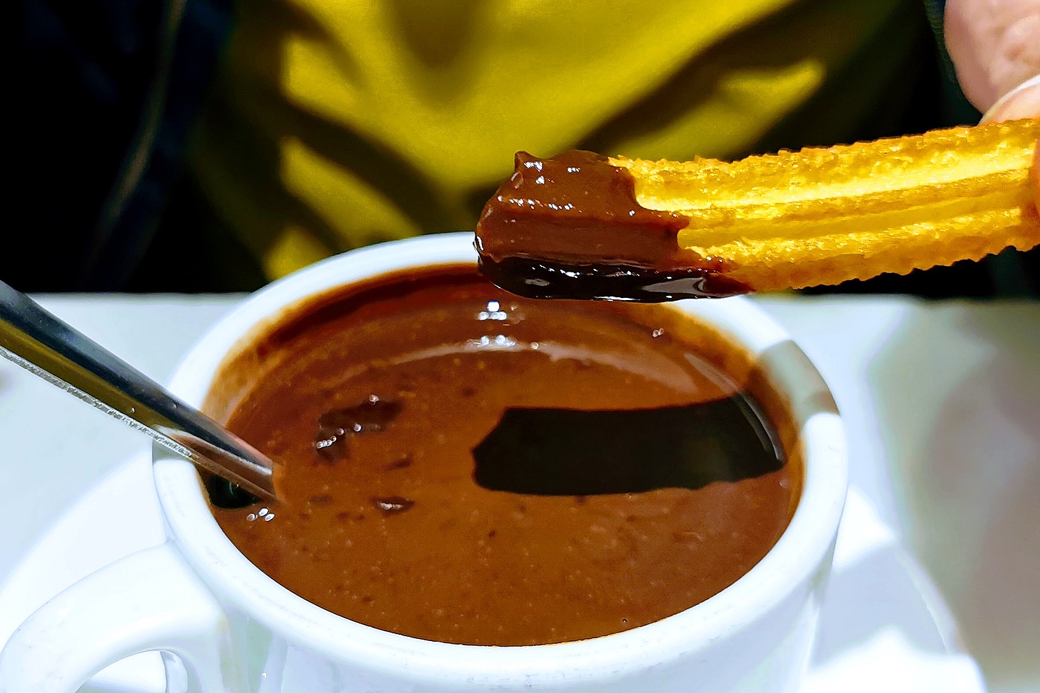Churros con Chocolate in der Chocolatería San Ginés.