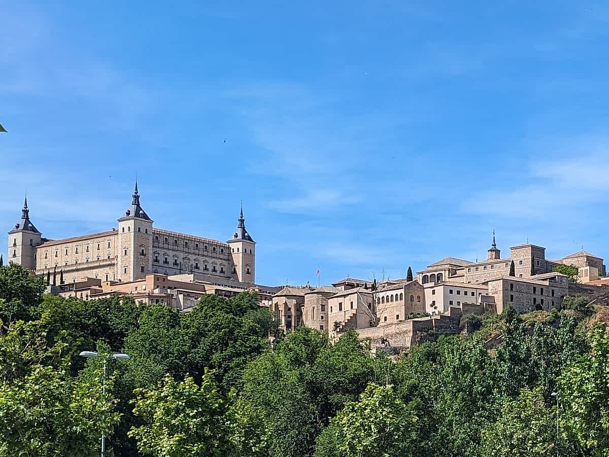  Monumentaler Alcázar von Toledo auf einem Hügel