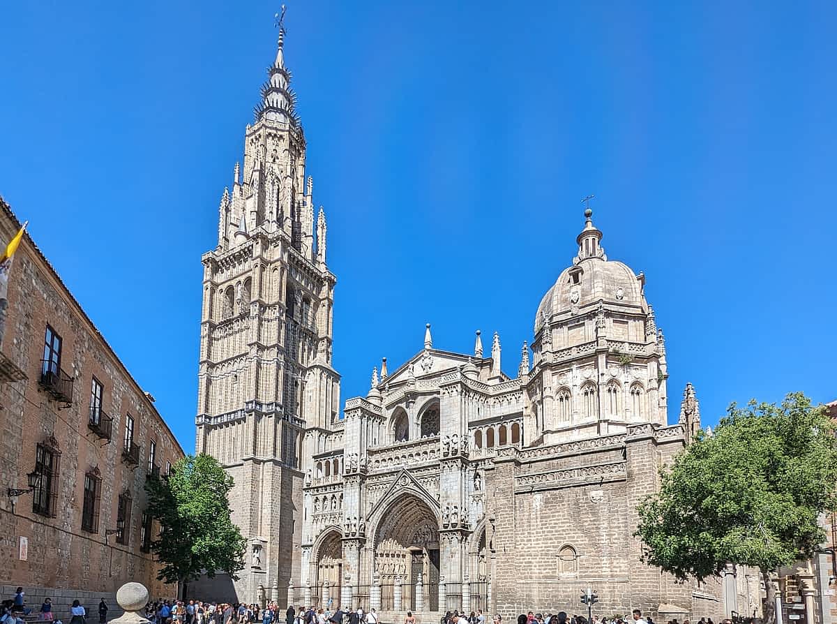  Fassade der Kathedrale von Toledo mit gotischen Details