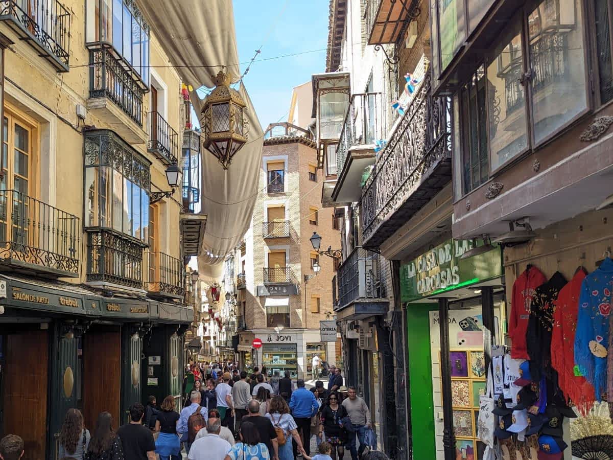 Blick in eine enge Gasse mit historischen Häusern in Toledo