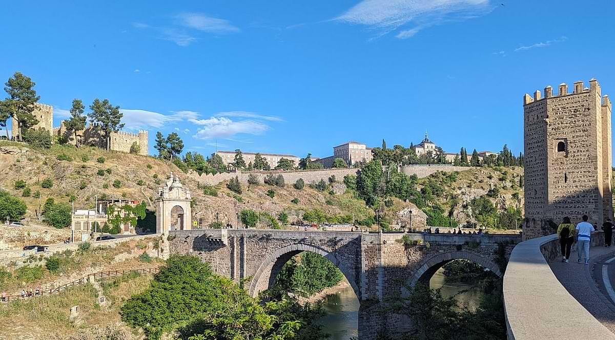 Mittelalterliche Steinbrücke über den Río Tajo