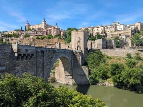 Toledo liegt in Zentral Spanien, ist UNESCO Welterbe und ein großartiges Reiseziel. Die Stadt wurde von verschiedene Kulturen und Religionen geprägt. Juden, Muslime und Christen lebten hier lange Zeit friedlich zusammen und hinterließen ihre kulturellen Spuren. Wir besuchten Toledo als Tagesausflug von Madrid aus. 