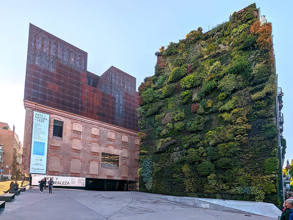 Modernes Backsteingebäude des CaixaForum mit hängendem Garten an der Seite.