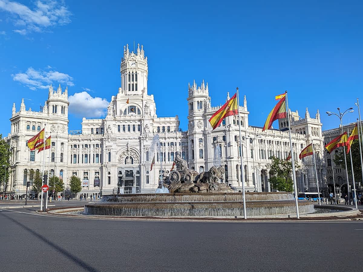Blick auf den Cibeles-Brunnen mit dem Palacio de Cibeles im Hintergrund.